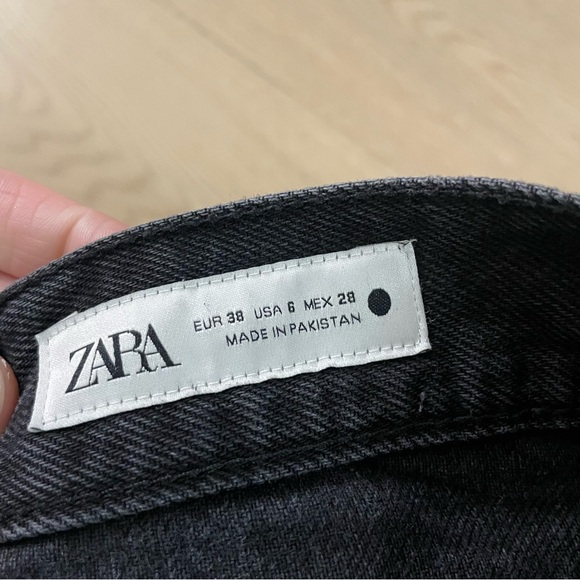 Zara ZW Collection Relaxed Mid Waist Jeans is Washed Black Size 6 - Picture 3 of 5